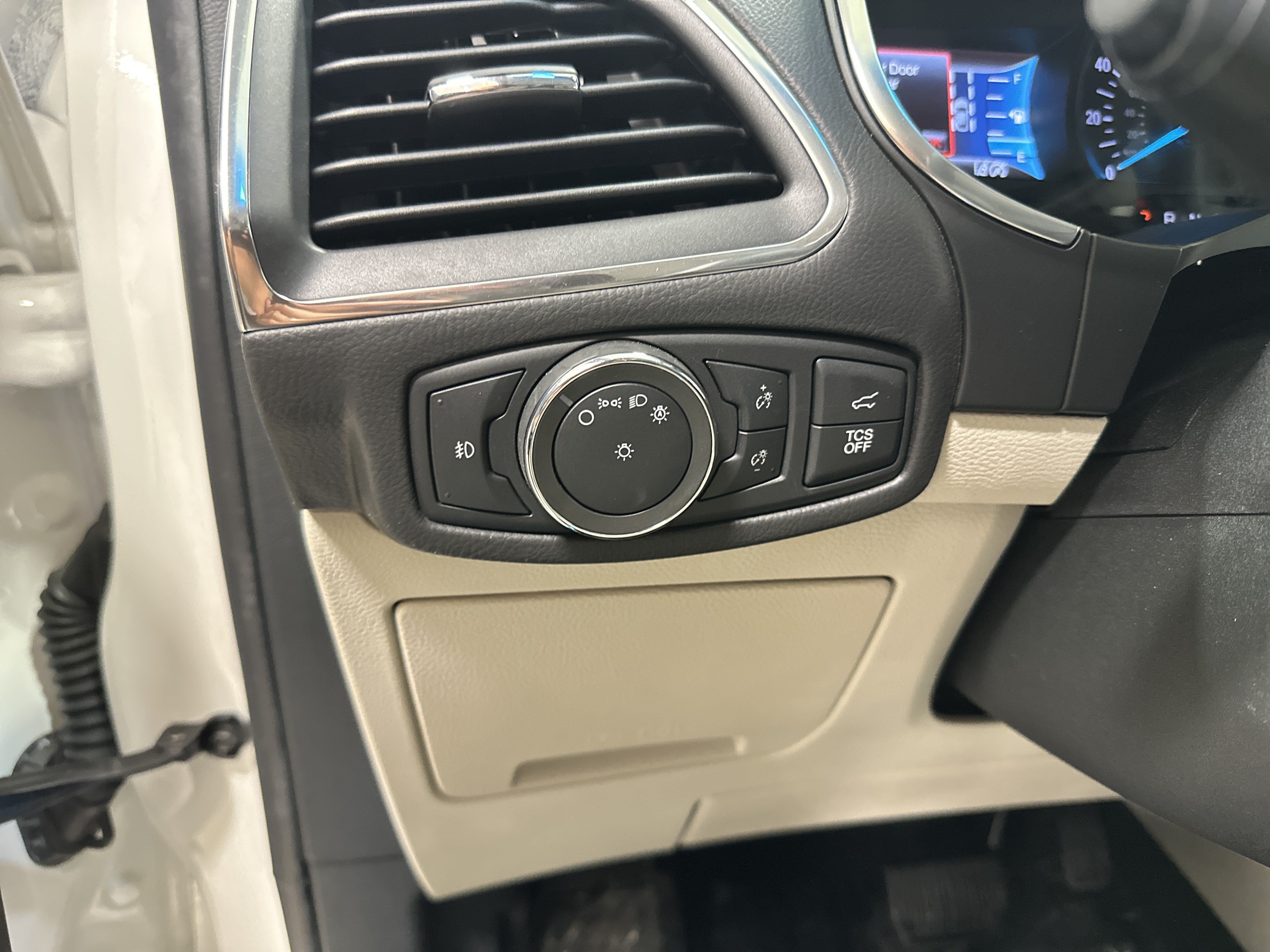 Used 2020 Ford Edge Titanium AWD/4WD image 37