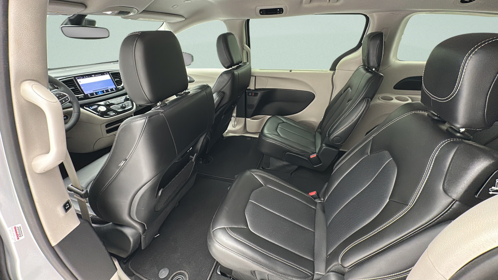 Used 2024 Chrysler Pacifica Touring-L FWD image 12