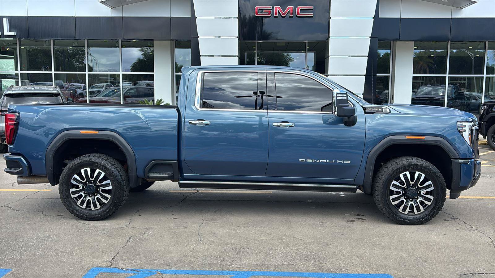Certified 2024 GMC Sierra 2500 Denali Ultimate AWD/4WD image 9