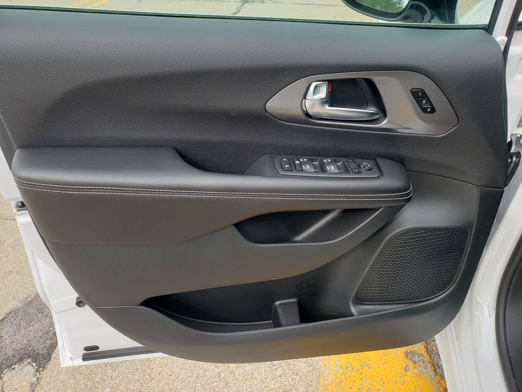 New 2026 Chrysler Pacifica Select AWD/4WD image 11