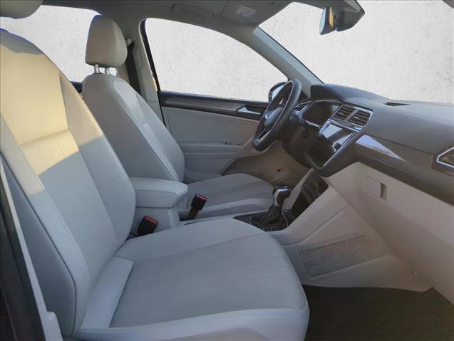Used 2023 Volkswagen Tiguan SE w/ Panoramic Sunroof Package image 25