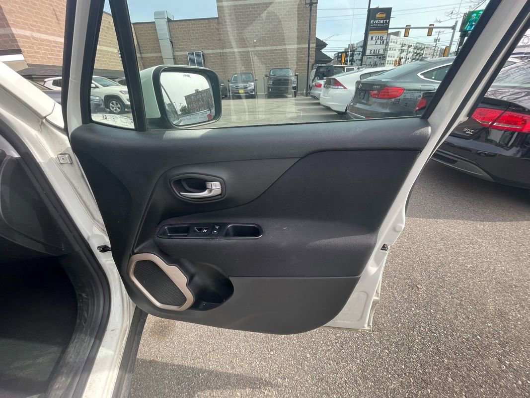 Used 2016 Jeep Renegade Latitude image 17