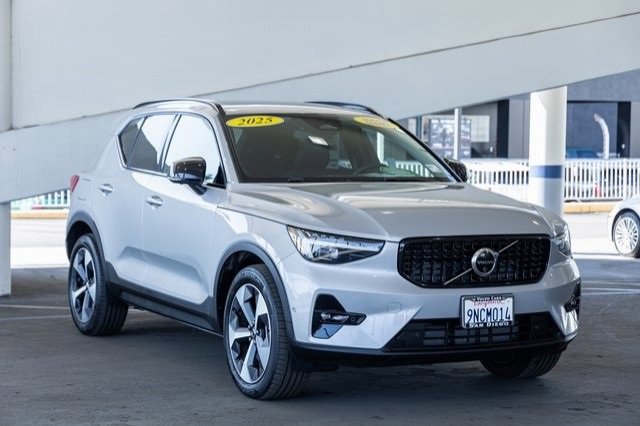 New 2025 Volvo XC40 B5 Plus image 2