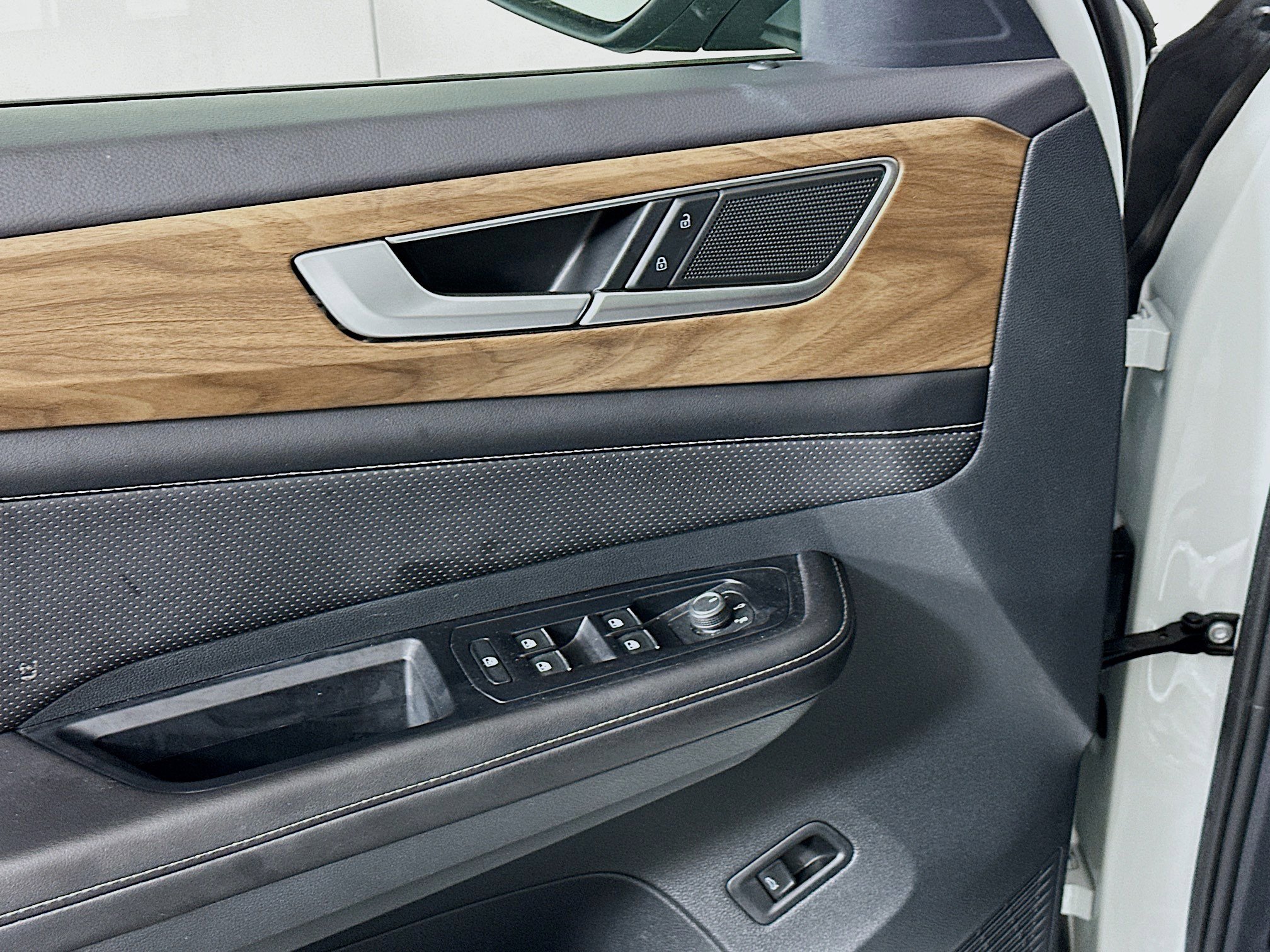 Used 2025 Volkswagen Atlas SE image 15