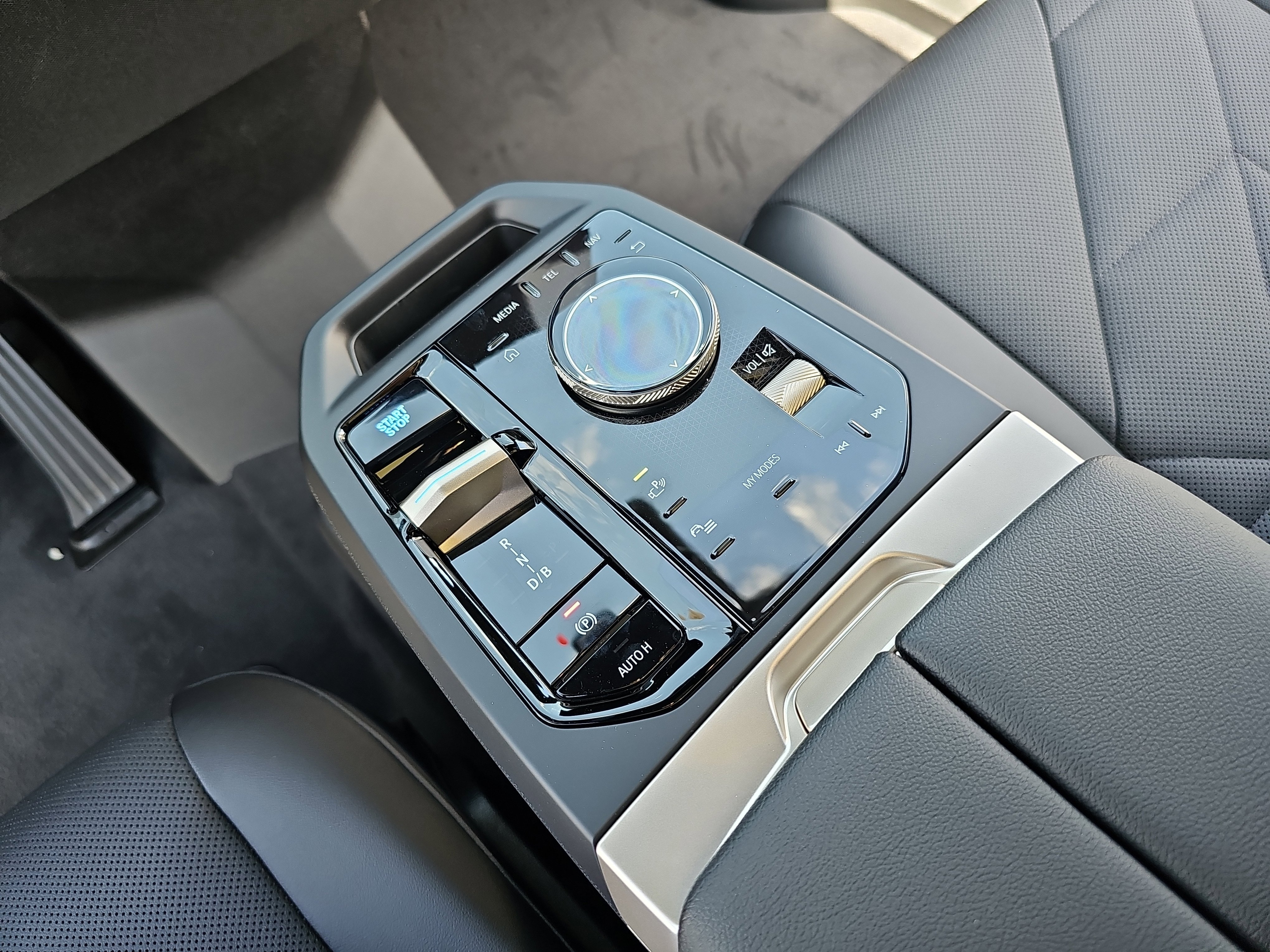 New 2026 BMW iX xDrive60 w/ Premium Package image 25