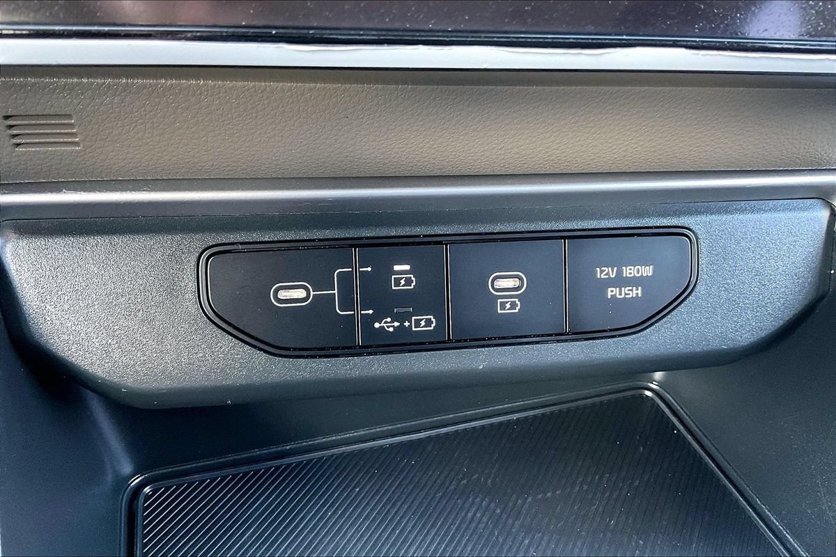 Used 2025 Kia Carnival FWD image 21