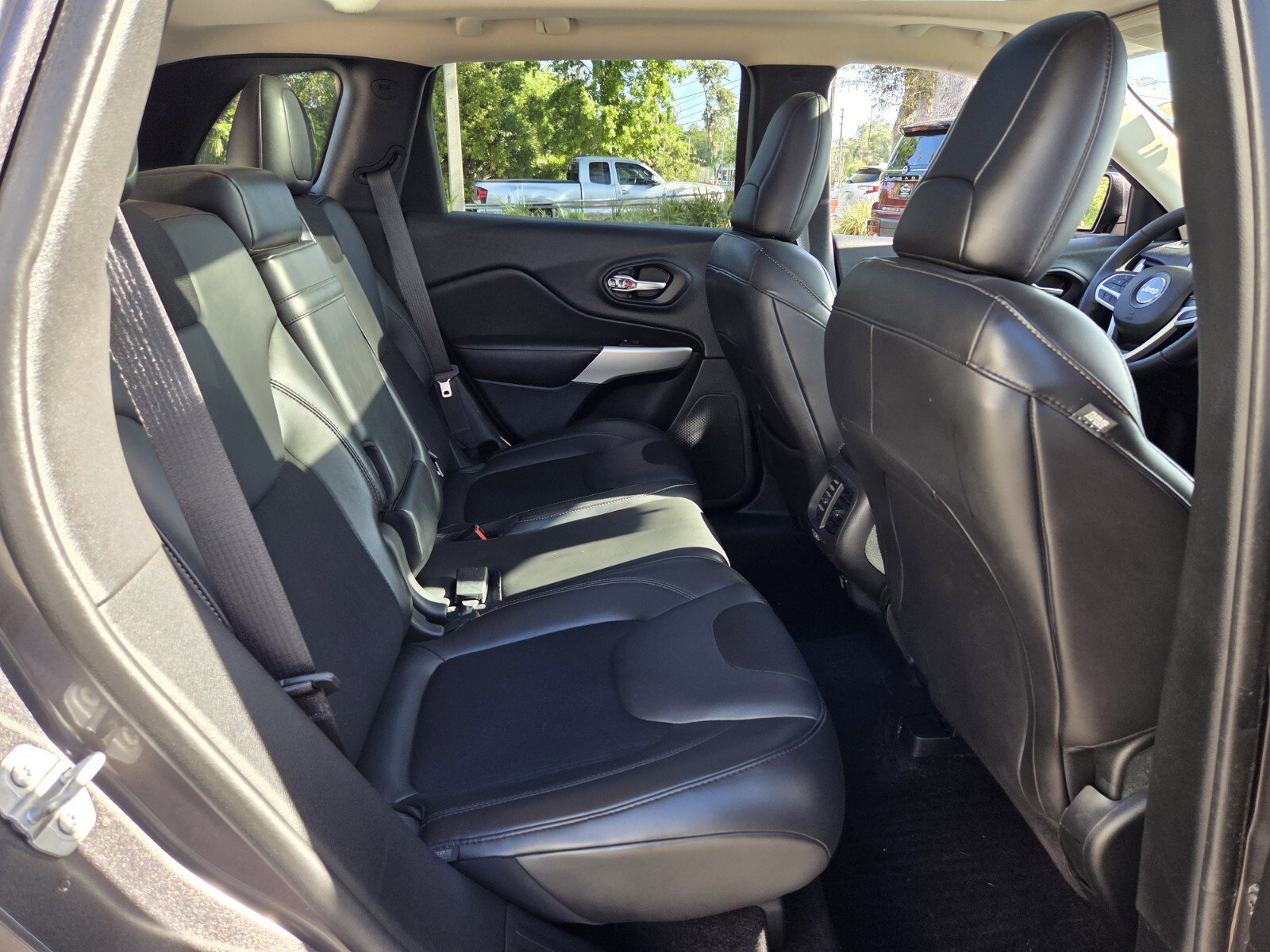 Used 2018 Jeep Cherokee Latitude Plus w/ Comfort/Convenience Group FWD image 16