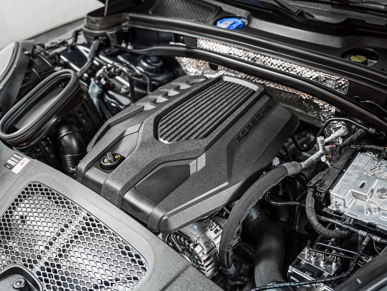 Certified 2025 Porsche Macan AWD/4WD image 13