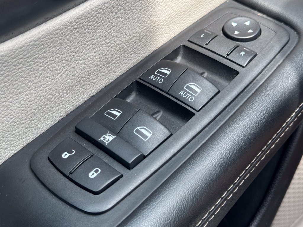 Used 2024 Chrysler Pacifica Touring-L FWD image 30