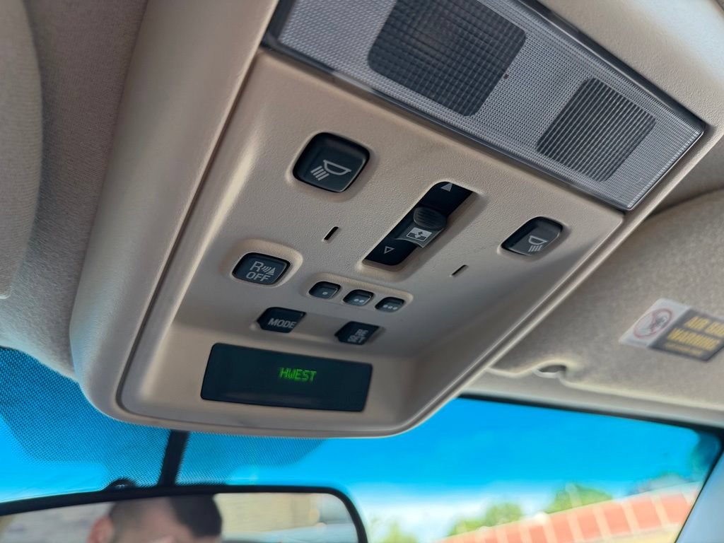Used 2003 Lincoln Town Car Signature RWD image 26