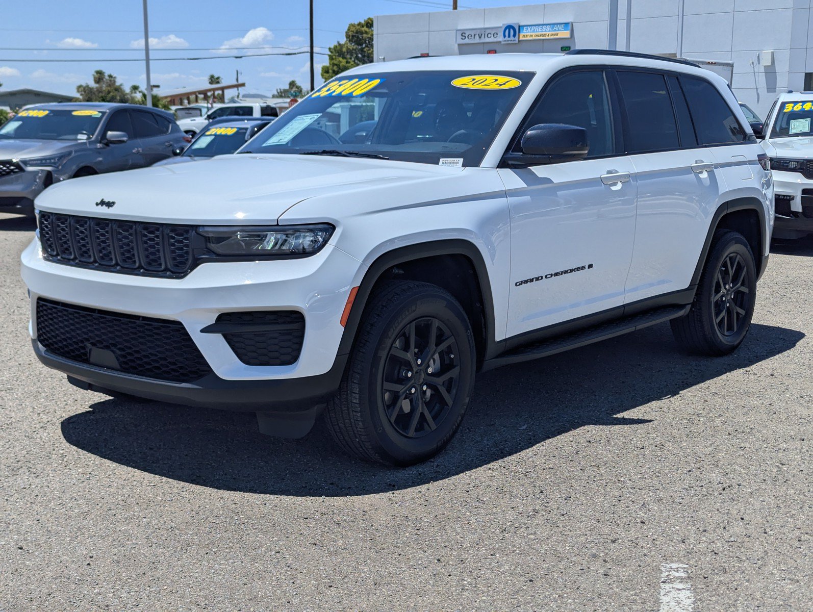 Used 2024 Jeep Grand Cherokee Altitude AWD/4WD image 5