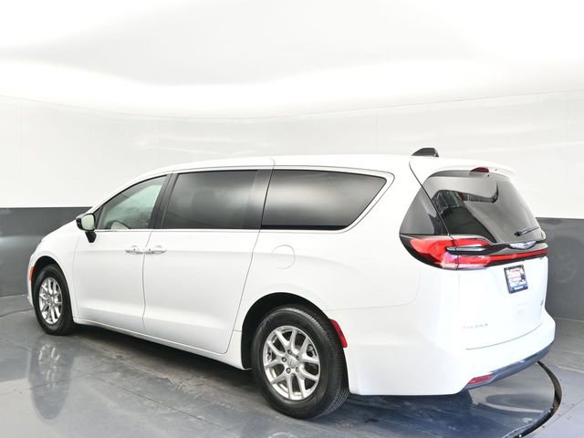 Used 2025 Chrysler Pacifica Select image 3