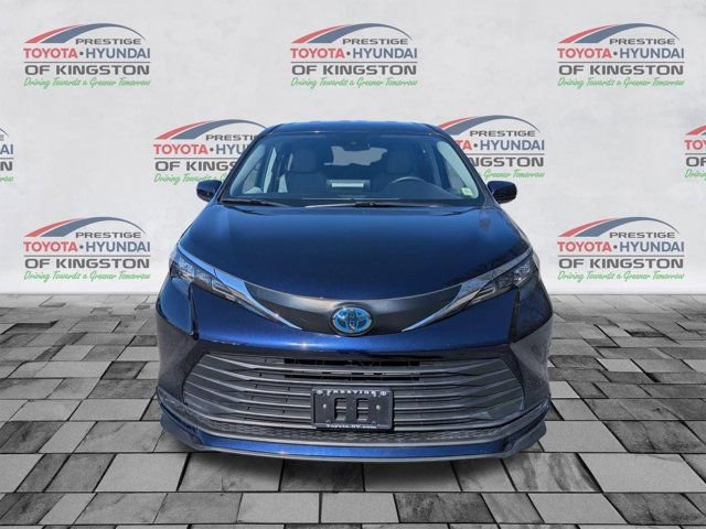 Certified 2024 Toyota Sienna LE image 9