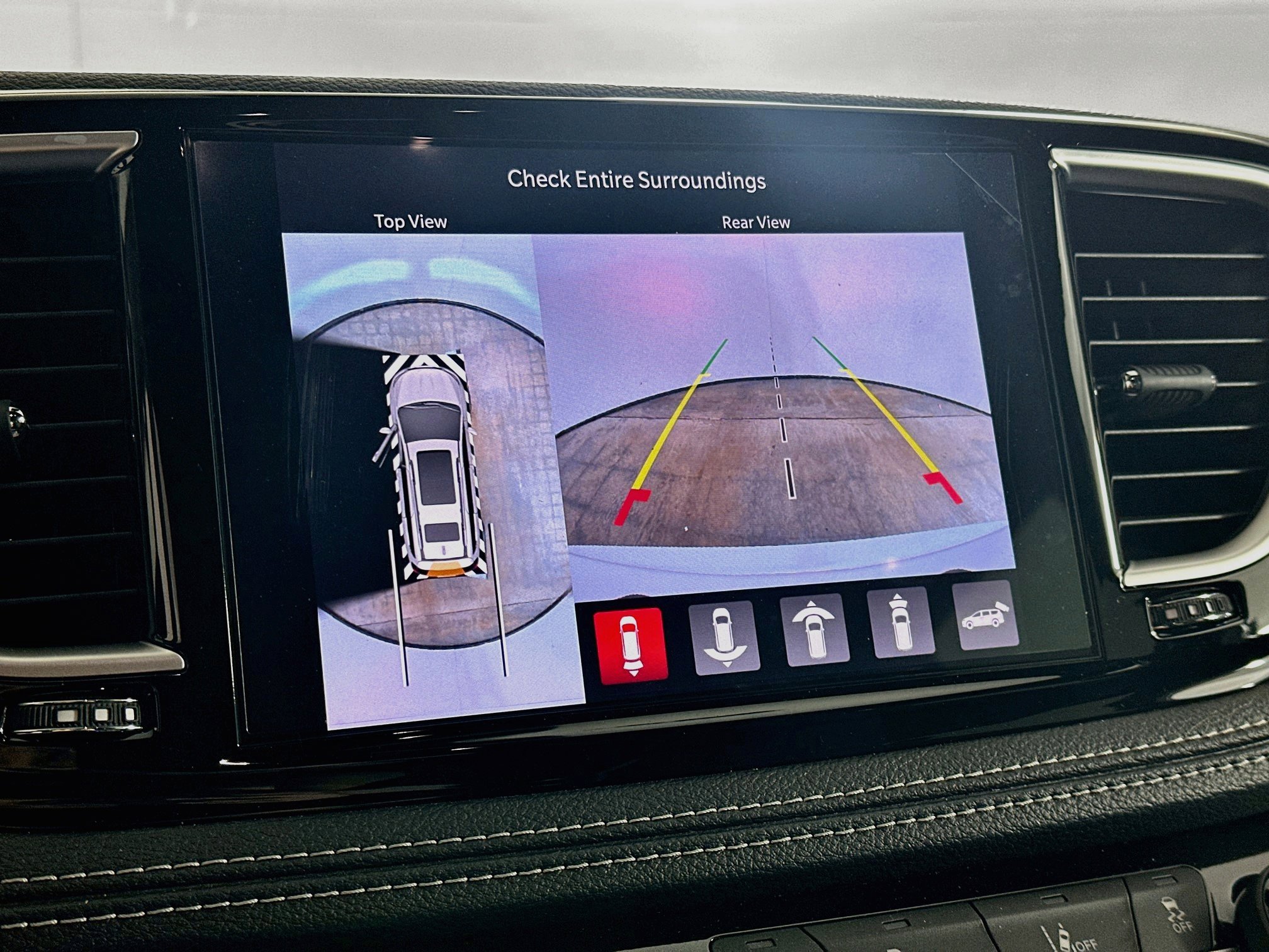 Used 2025 Chrysler Pacifica Premium FWD image 22