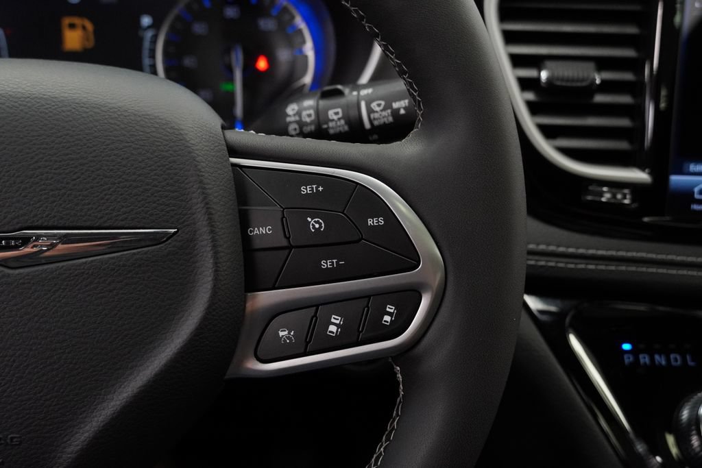 Certified 2025 Chrysler Pacifica Select AWD/4WD image 36