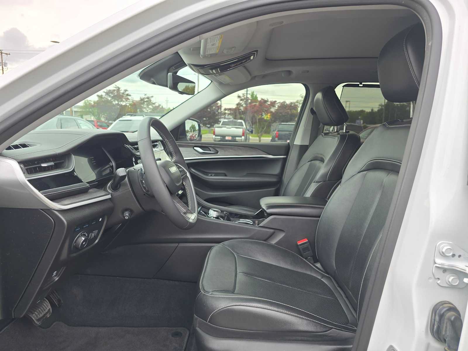 Used 2022 Jeep Grand Cherokee Limited 4xe w/ Luxury Tech Group II AWD/4WD image 21
