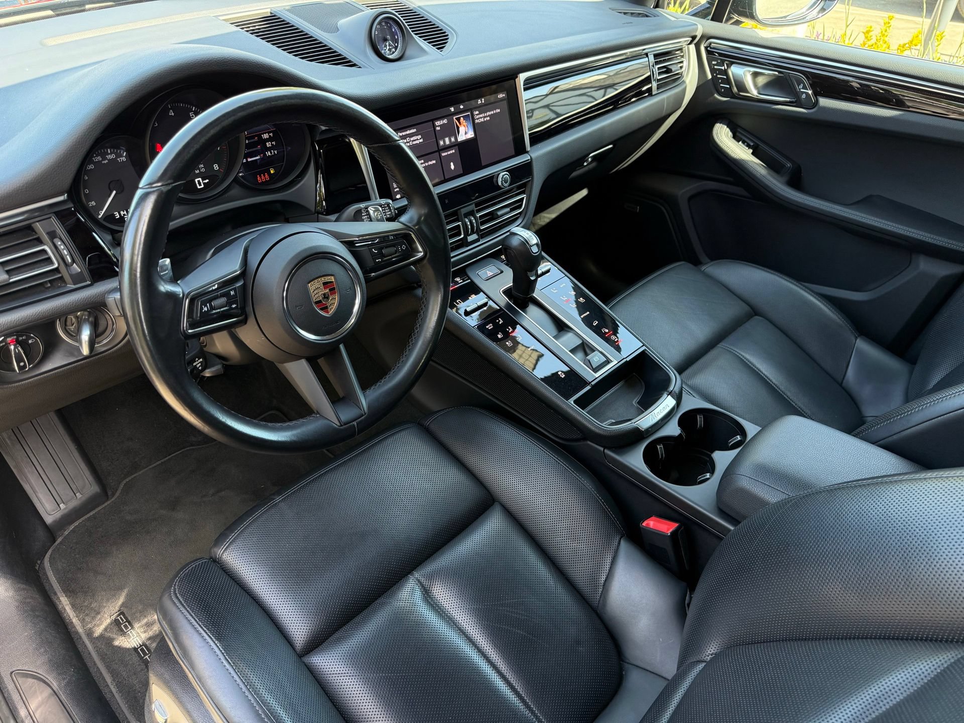 Certified 2024 Porsche Macan AWD/4WD image 4