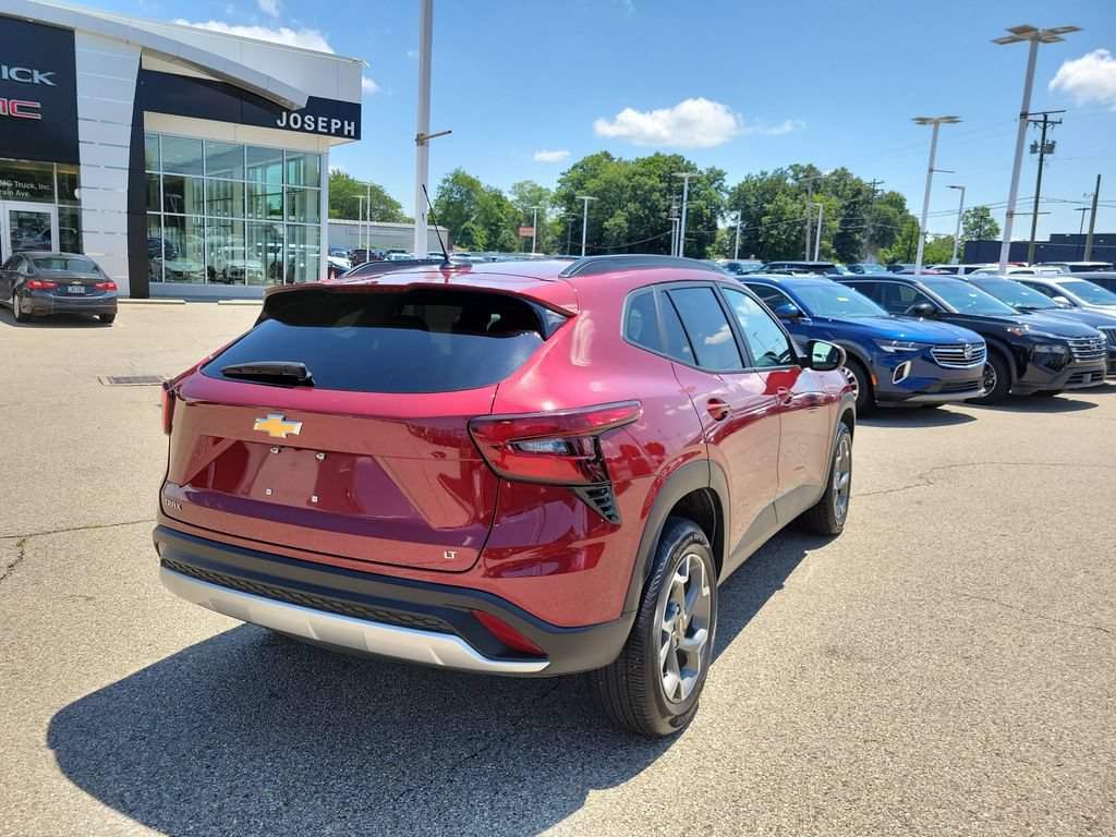 Used 2025 Chevrolet Trax LT FWD image 4