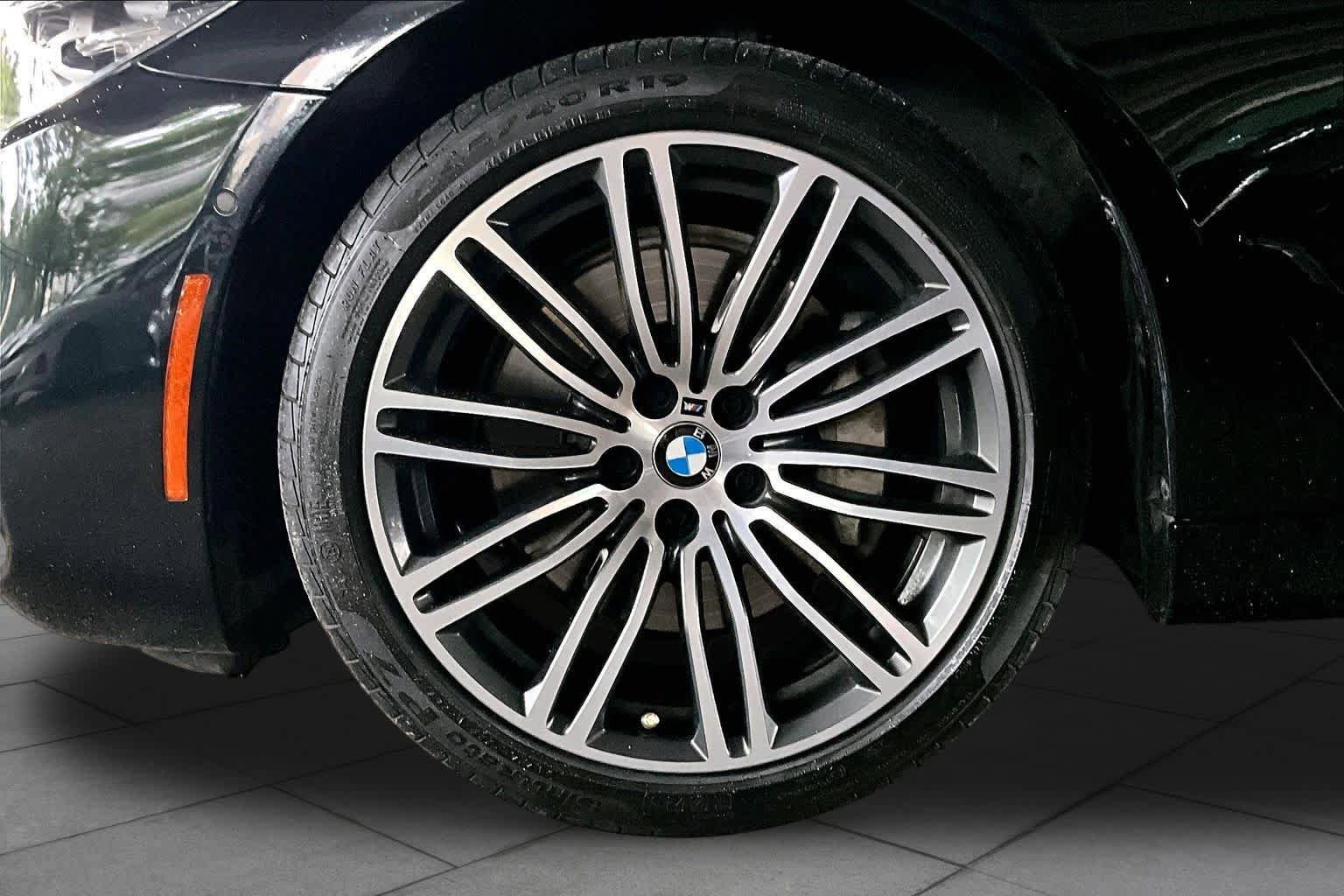 Used 2020 BMW 530i w/ M Sport Package RWD image 10