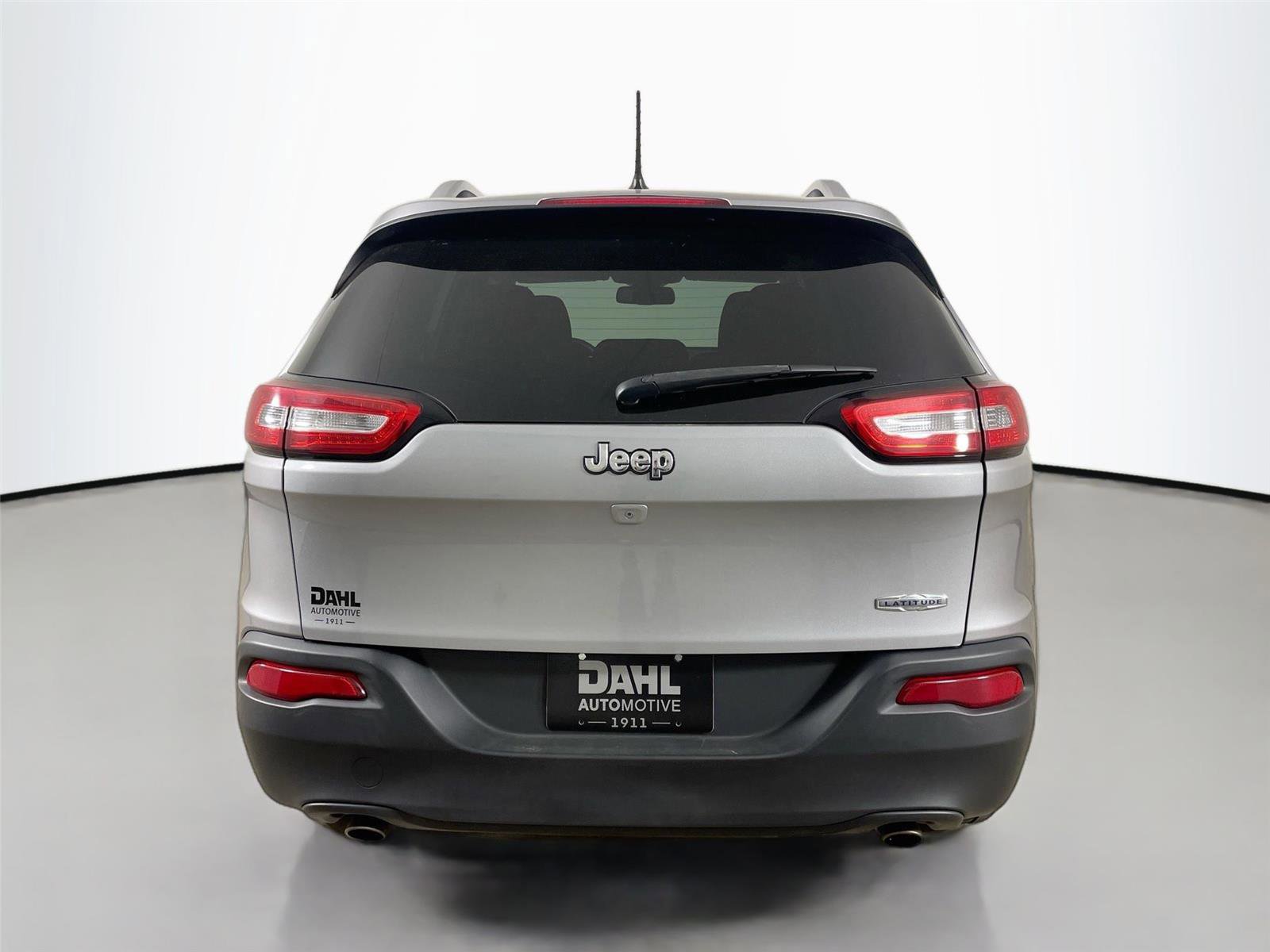Used 2014 Jeep Cherokee Latitude w/ Cold Weather Group FWD image 12
