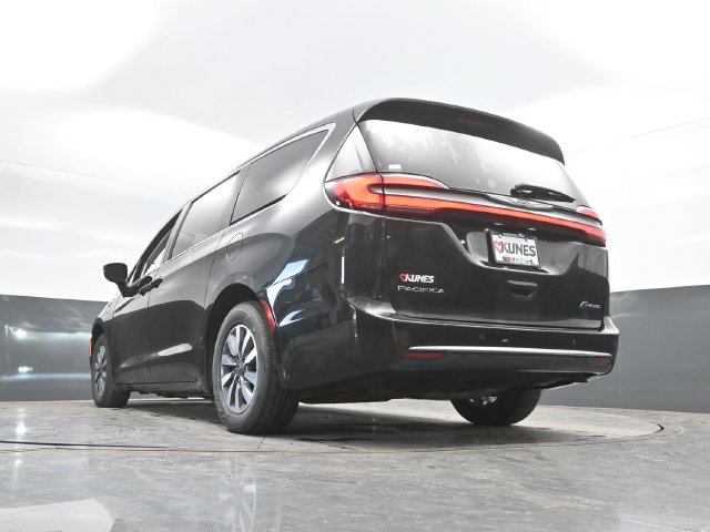 Used 2024 Chrysler Pacifica Limited FWD image 49