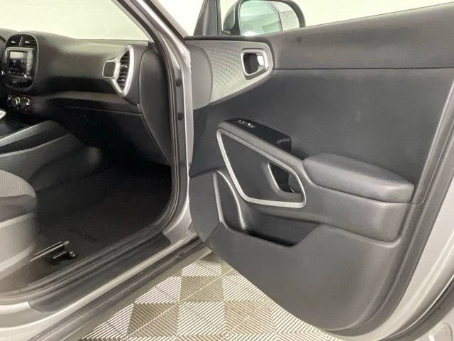 Used 2025 Kia Soul LX w/ LX Technology Package FWD image 15