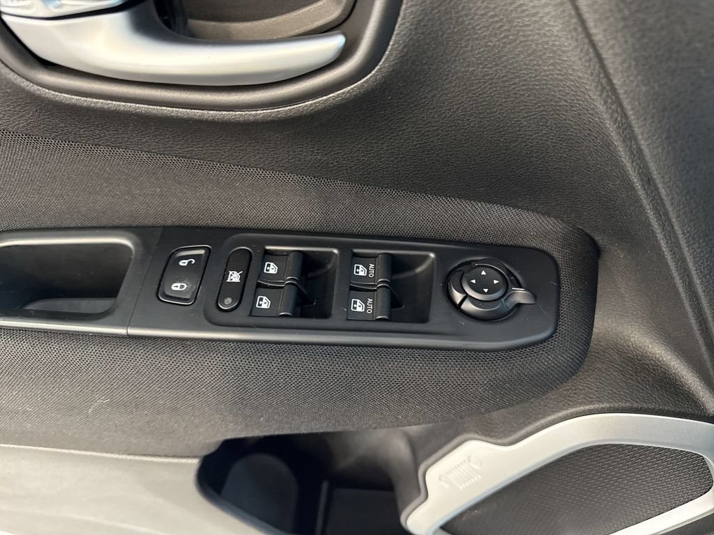 Used 2019 Jeep Renegade Latitude AWD/4WD image 12