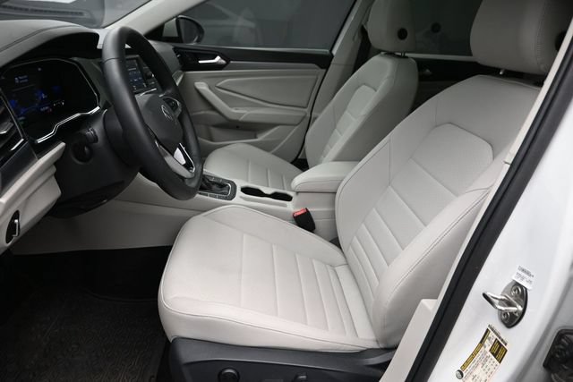 Used 2024 Volkswagen Jetta SE FWD image 21
