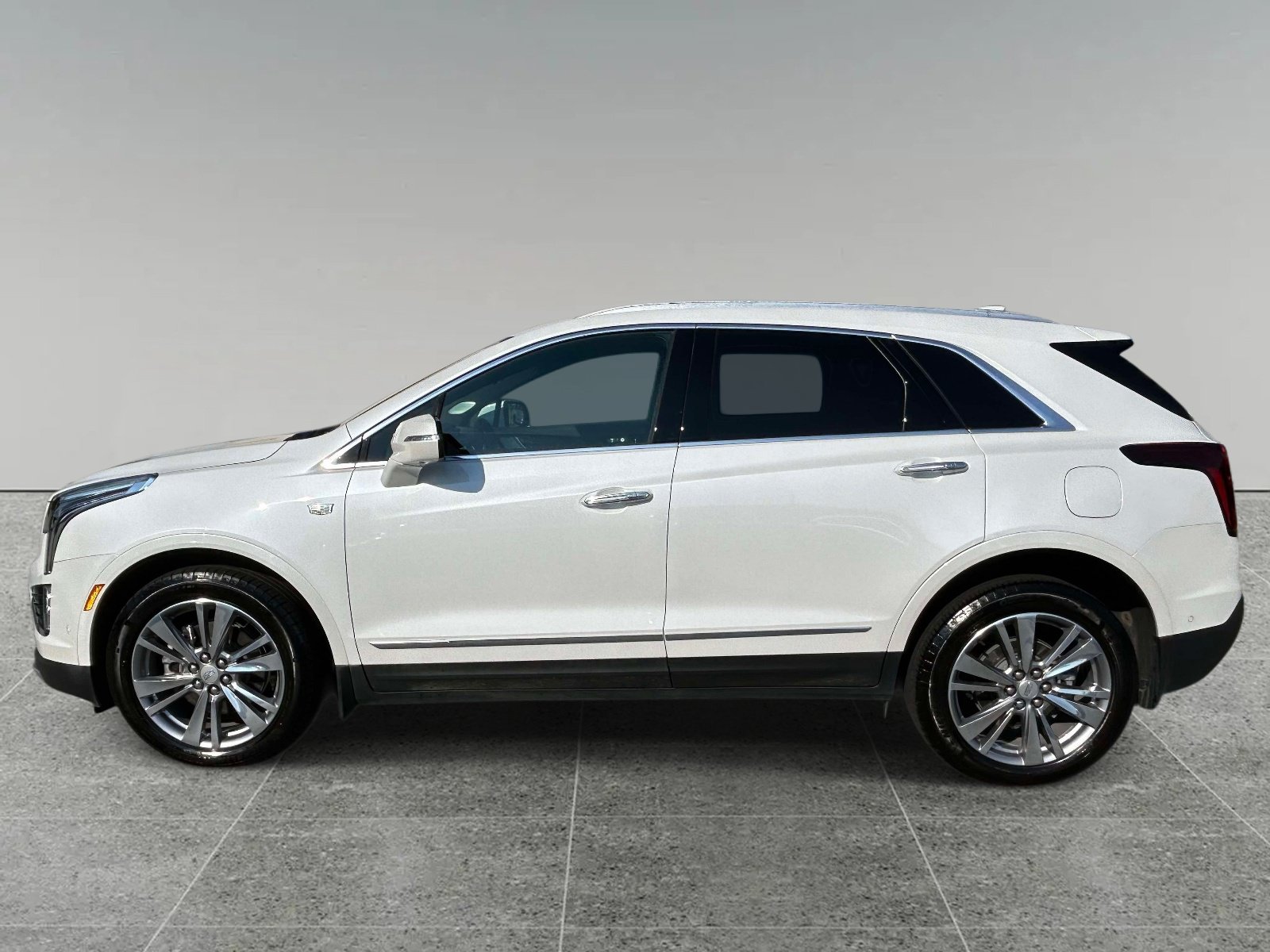 Certified 2025 Cadillac XT5 Premium Luxury w/ Technology Package FWD image 2