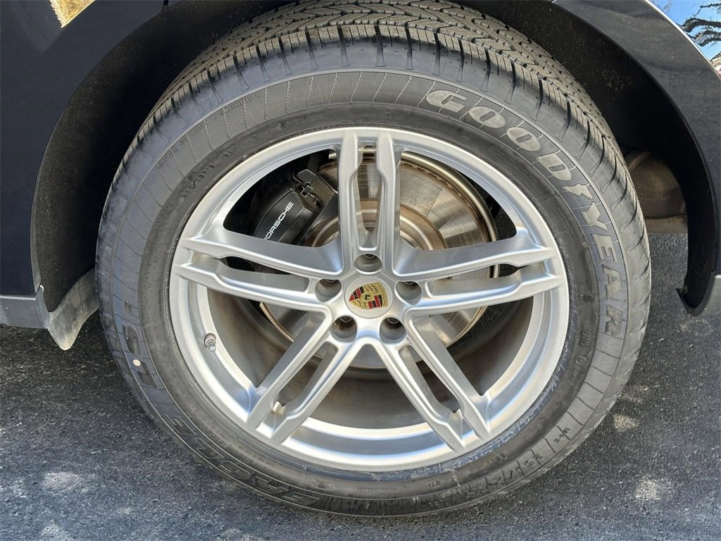 Certified 2025 Porsche Macan image 7