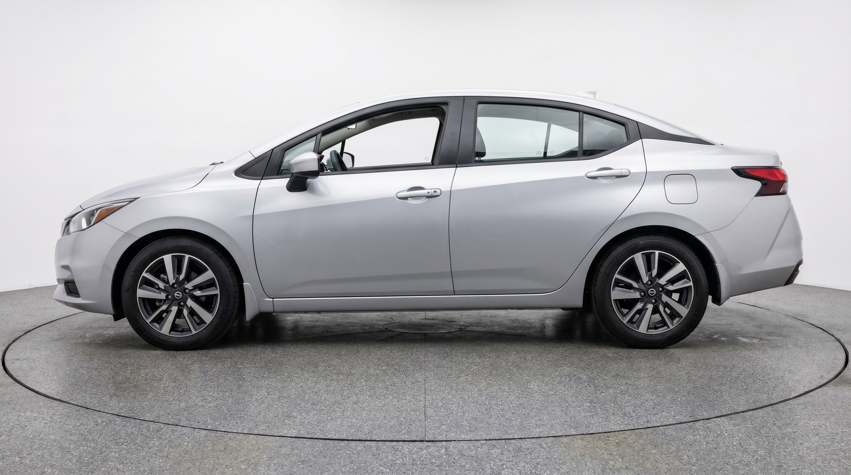 Used 2025 Nissan Versa SV FWD image 5