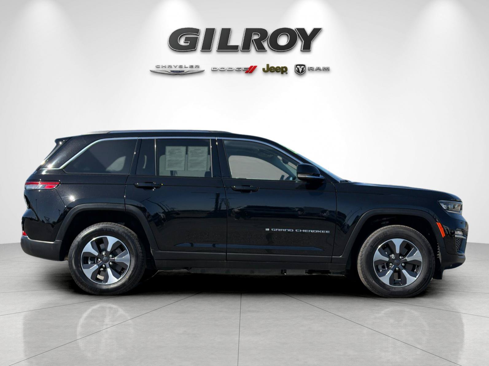 Used 2023 Jeep Grand Cherokee 4WD 4xe image 3