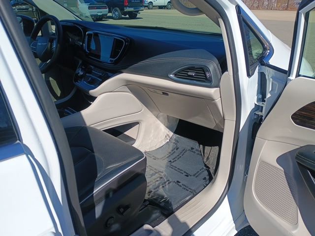 Used 2024 Chrysler Pacifica Limited AWD/4WD image 13
