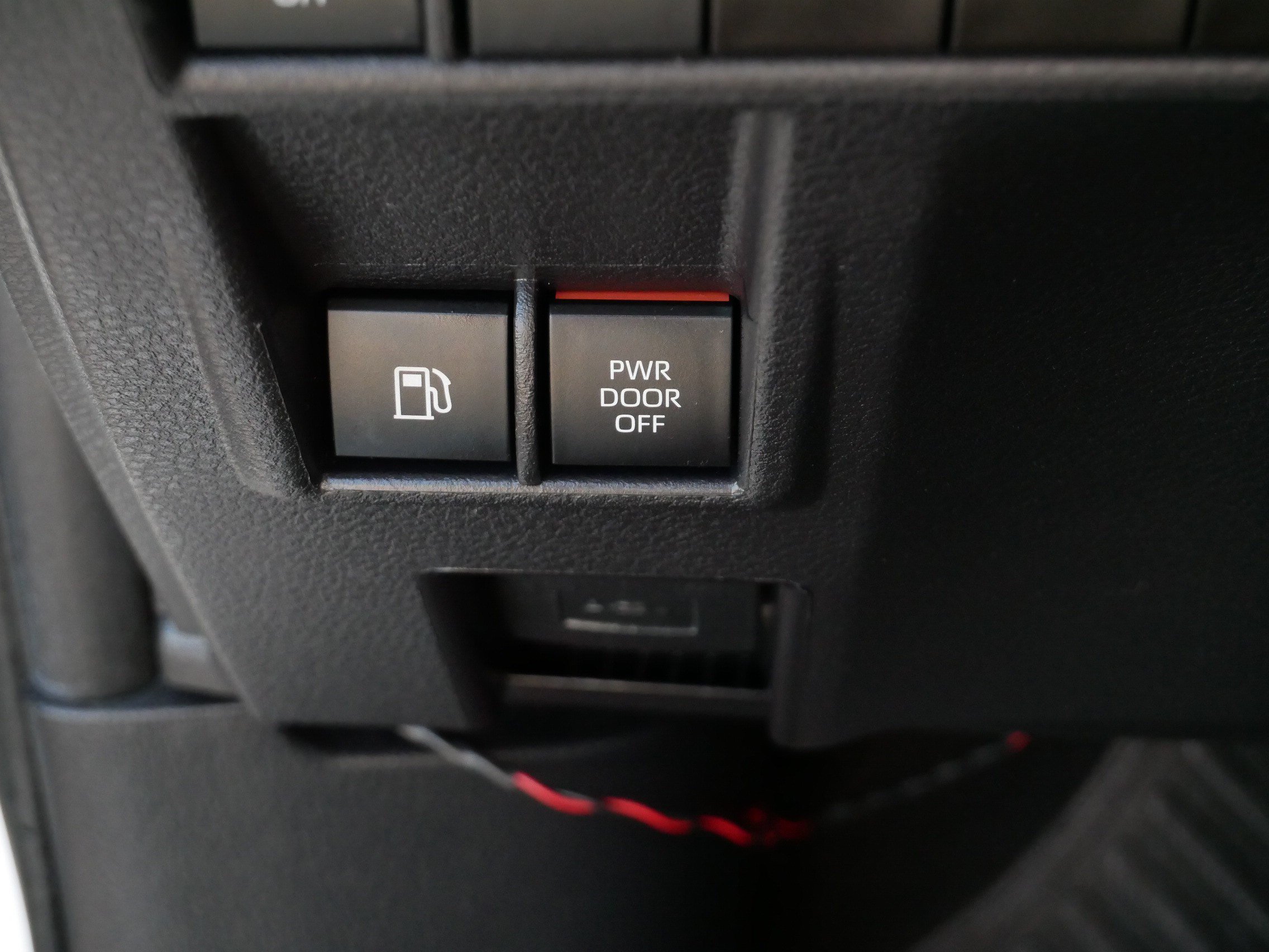 Certified 2025 Toyota Sienna LE FWD image 28