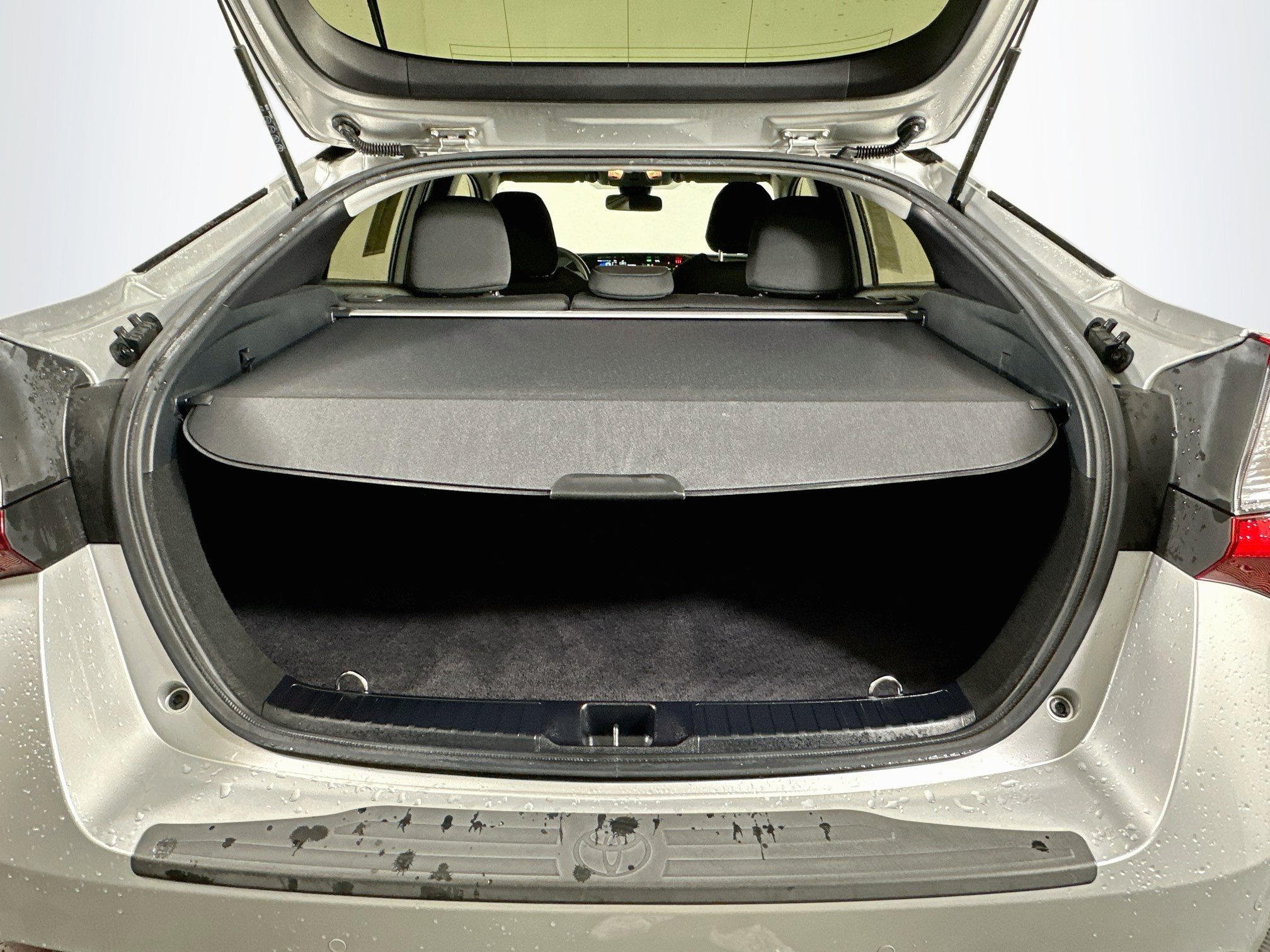Used 2020 Toyota Prius LE FWD image 28