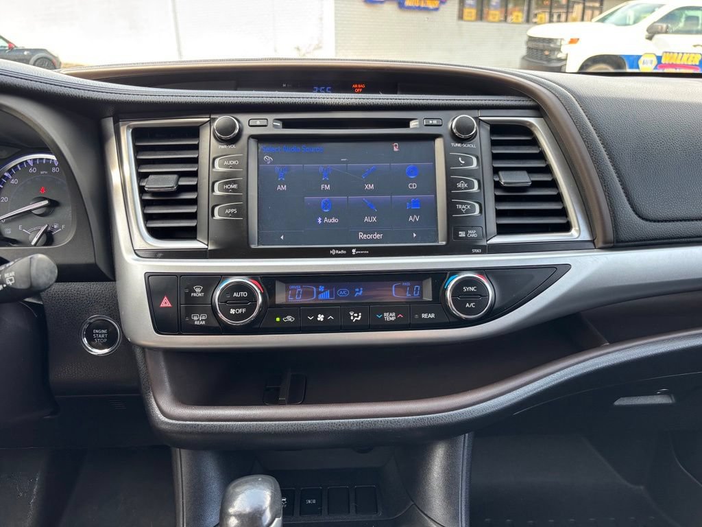 Used 2014 Toyota Highlander XLE FWD image 32
