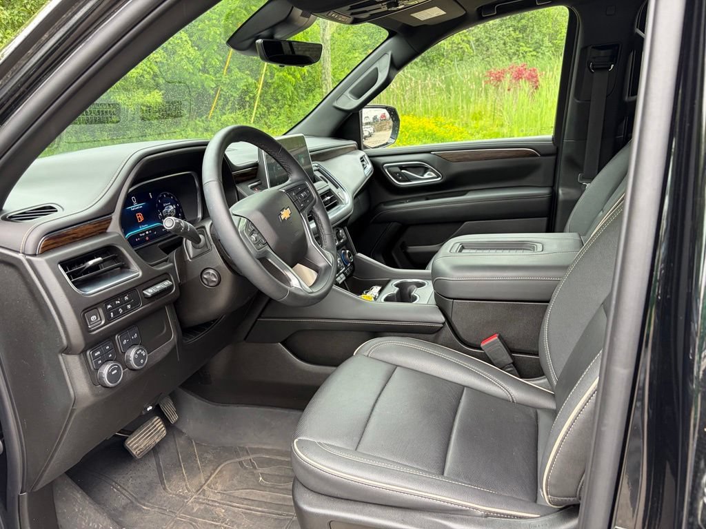 Used 2023 Chevrolet Suburban Premier w/ Premium Package 2 AWD/4WD image 11