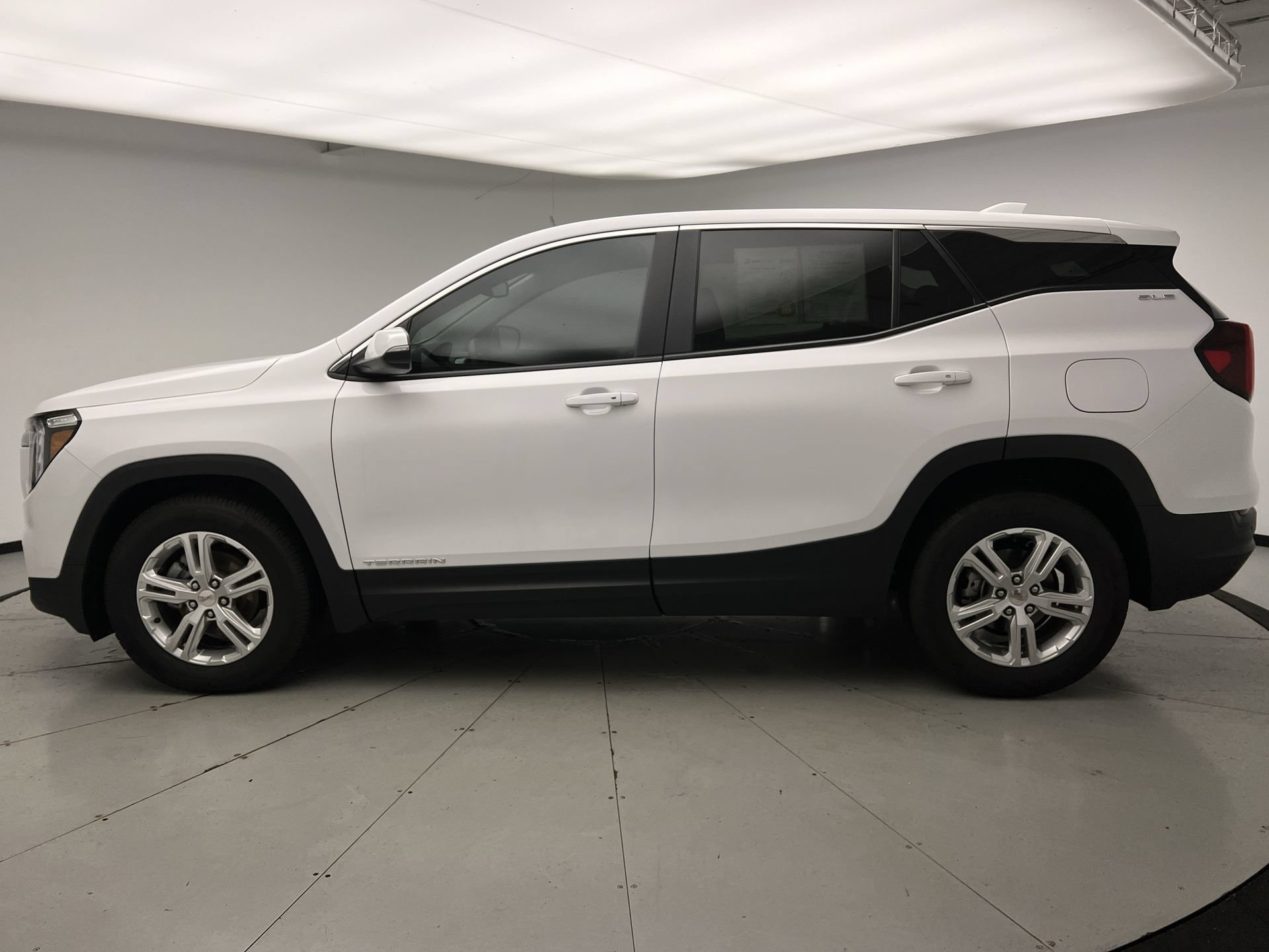 Used 2022 GMC Terrain SLE FWD image 1