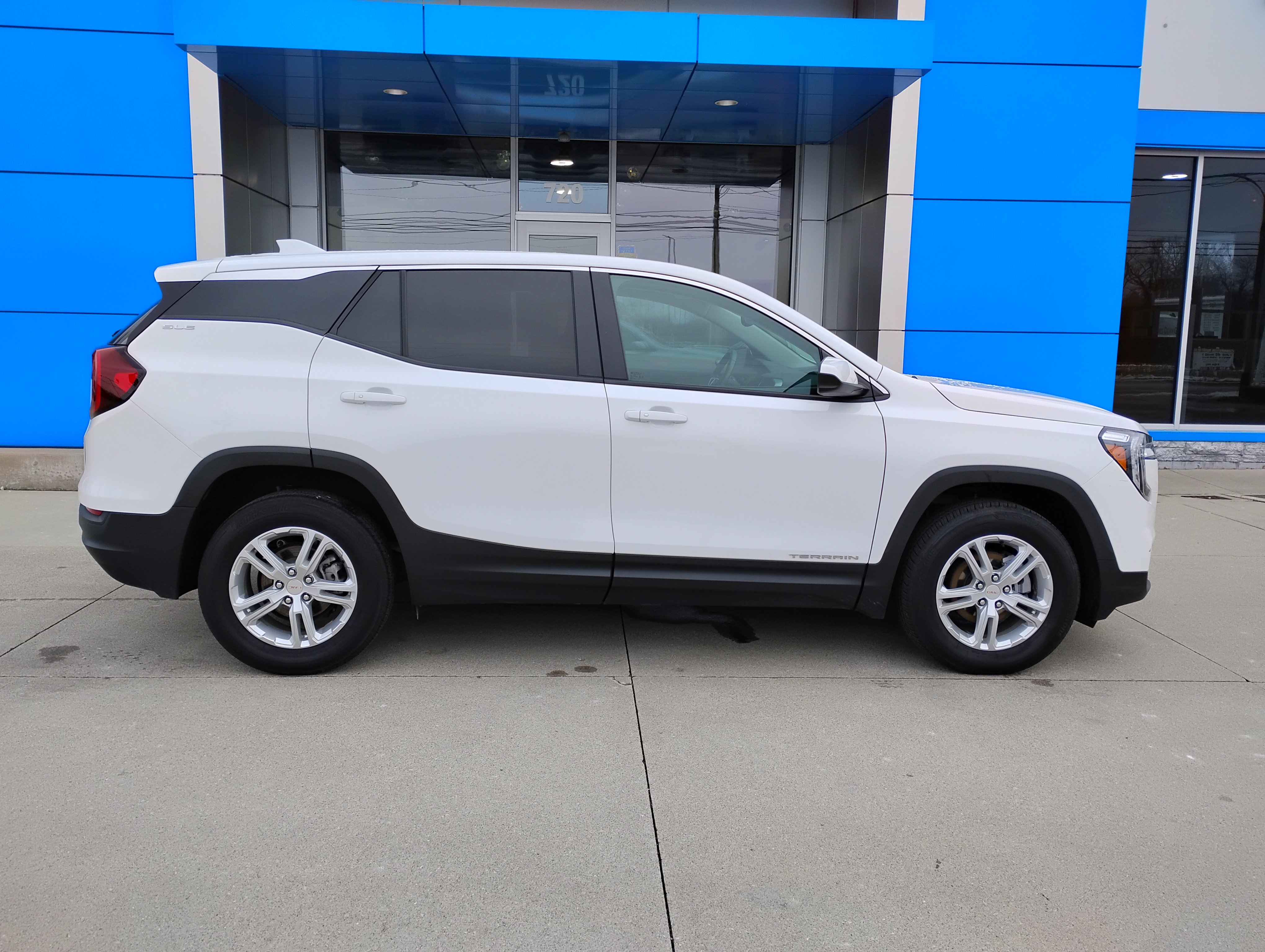 Used 2023 GMC Terrain SLE image 34