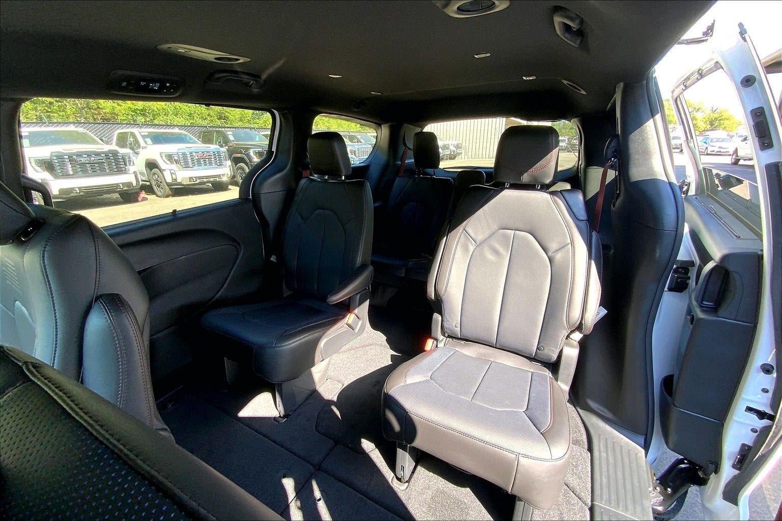 New 2027 Chrysler Pacifica Select FWD image 14