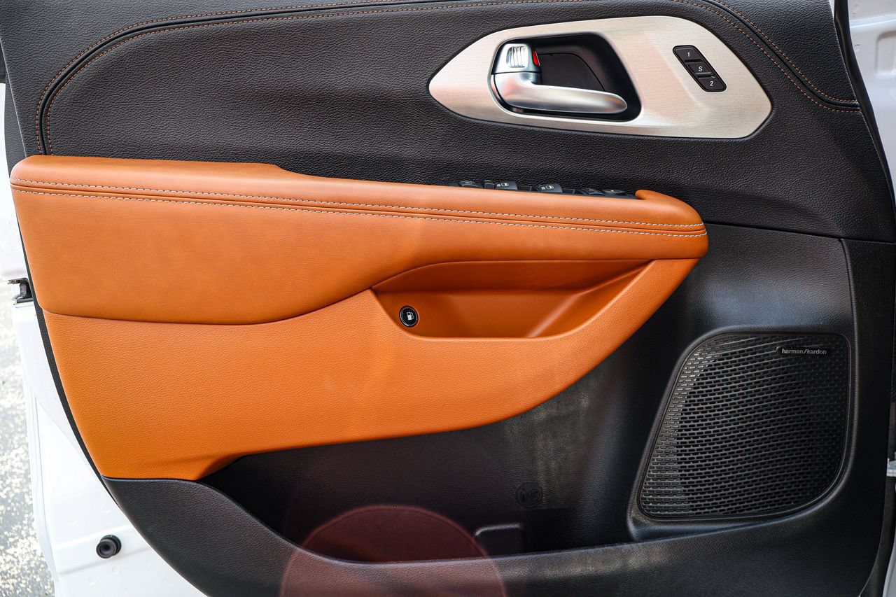 Used 2025 Chrysler Pacifica Pinnacle FWD image 8