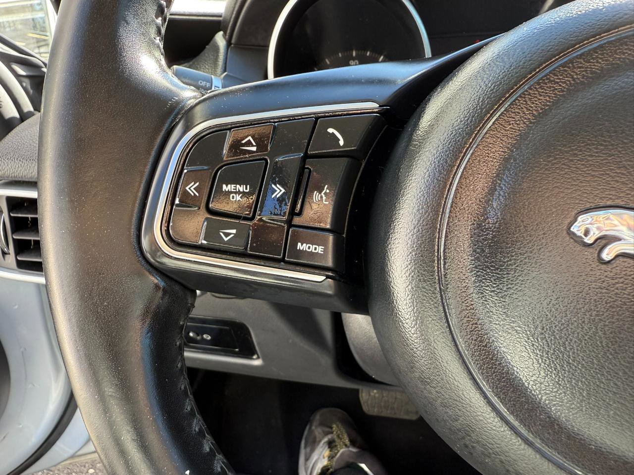 Used 2017 Jaguar XE Premium image 32