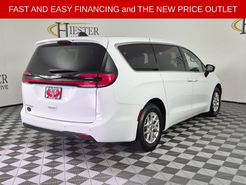 Certified 2025 Chrysler Pacifica Select FWD image 4