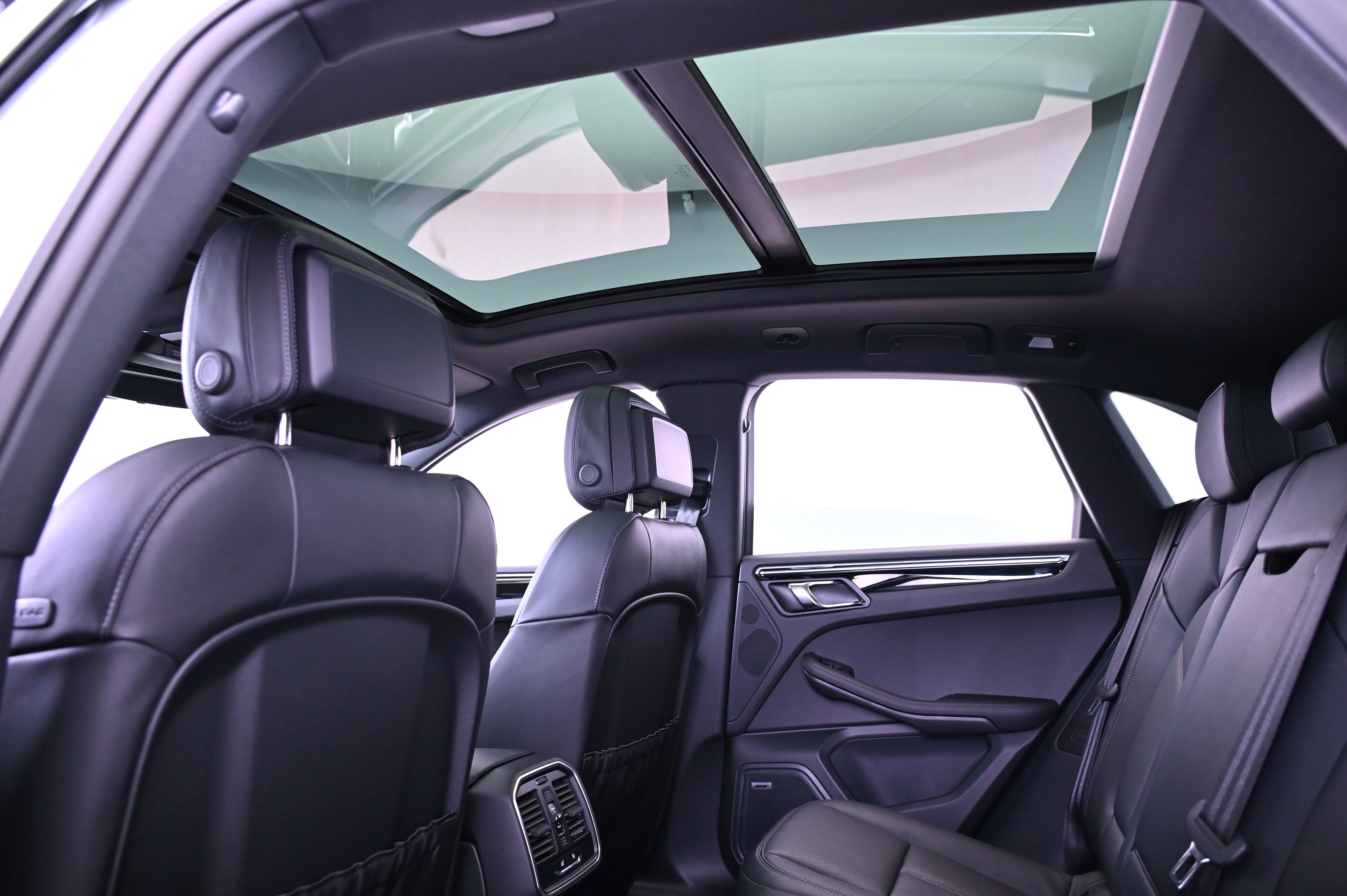 Certified 2025 Porsche Macan image 33