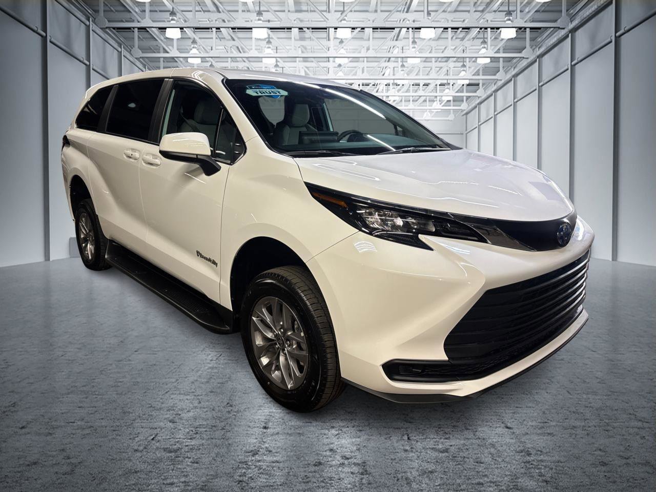Used 2025 Toyota Sienna LE image 3