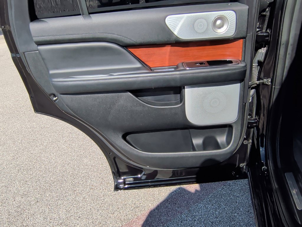 Used 2020 Lincoln Navigator Reserve w/ Luxury Package RWD image 36
