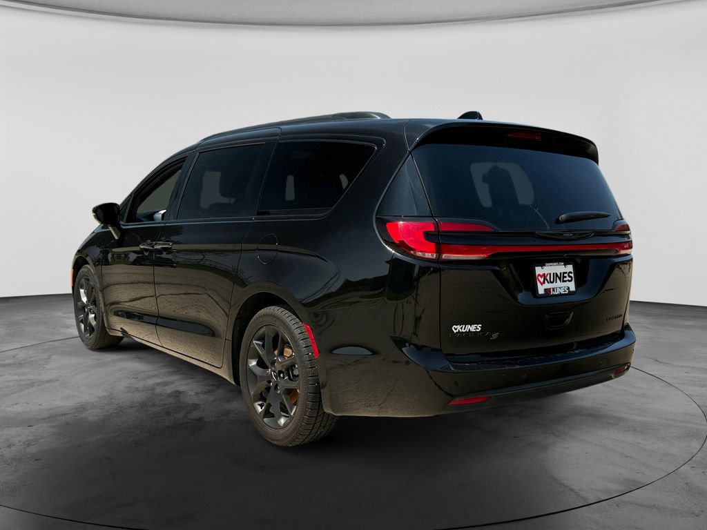 Used 2025 Chrysler Pacifica Limited FWD image 7