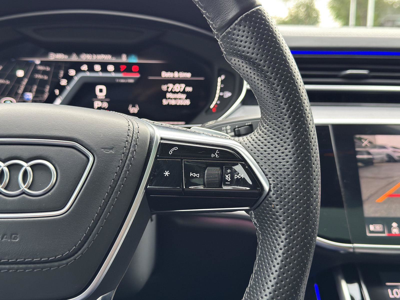 Used 2022 Audi S8 AWD/4WD image 29