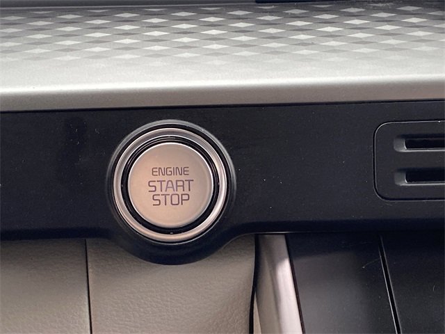 Used 2023 Kia Carnival LX image 18