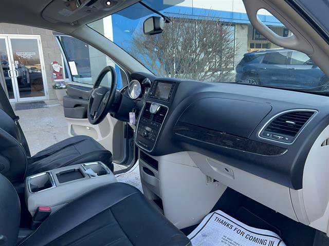 Used 2013 Chrysler Town & Country Touring image 19